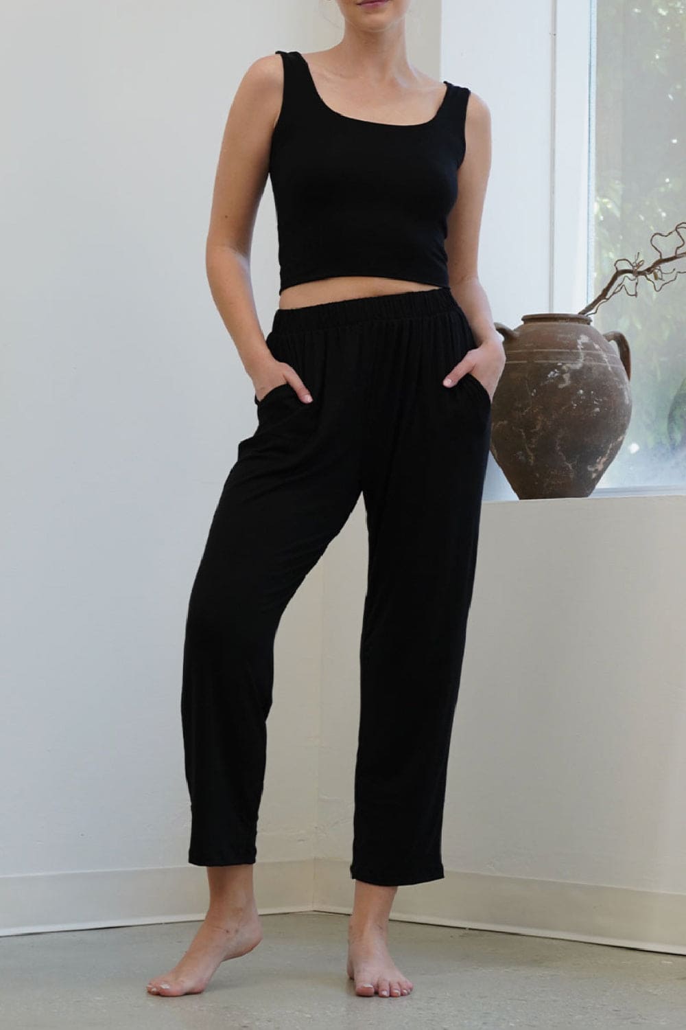 Black ankle pants with two sideseam pockets.