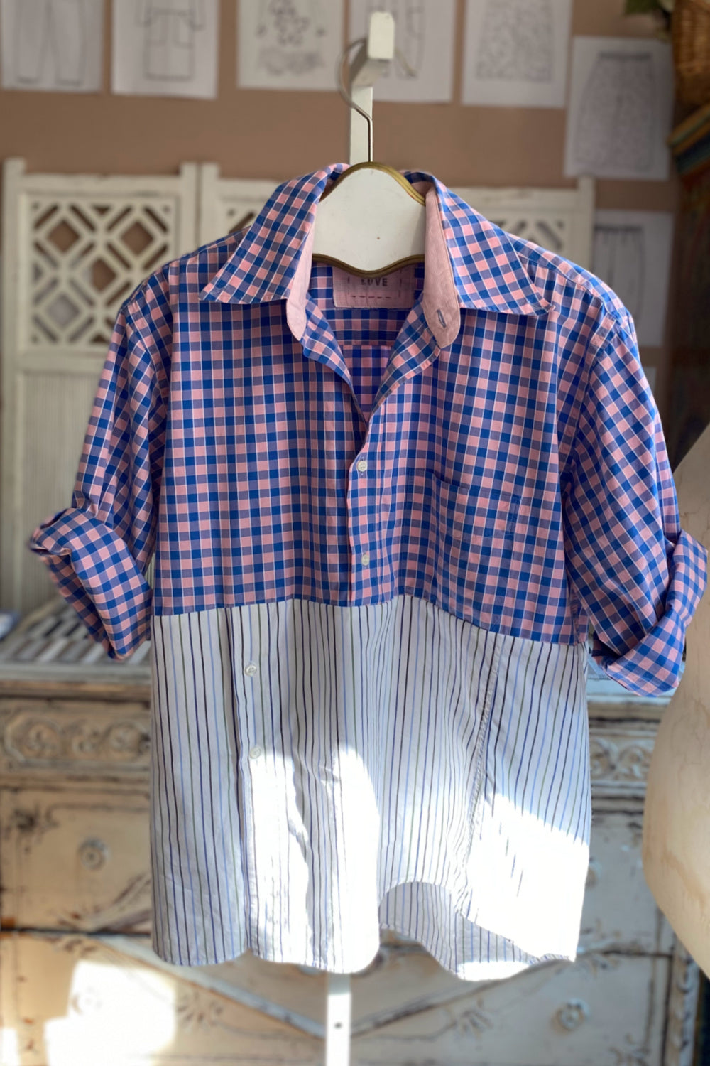 Women's shirt with collar, rolled up sleeves with pattern and color combination.